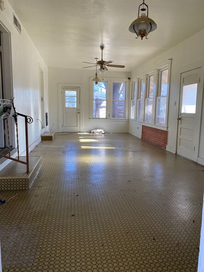 Building Photo - 209 W Hackberry St