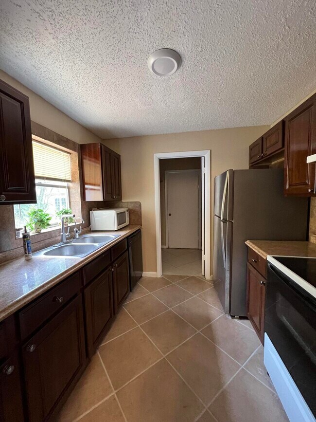 Building Photo - 210 Sparrow Dr