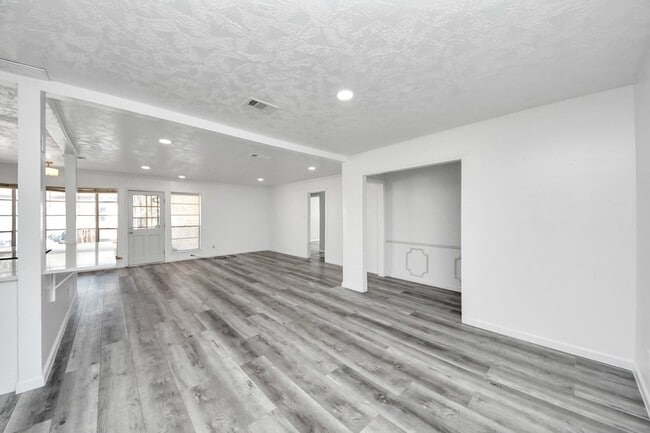 Building Photo - 8011 La Roche Ln