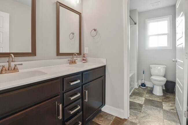 Building Photo - Pet Friendly Four Bedroom!