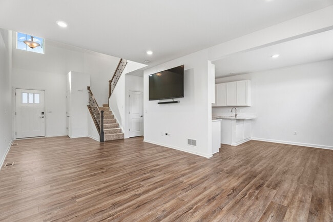 Building Photo - 15121 Quincy Cir
