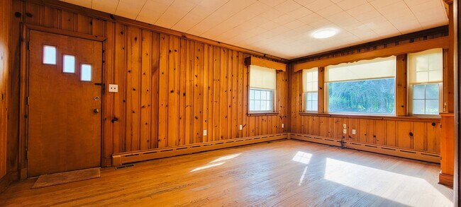 Building Photo - Remodeled brick bungalow with 1st floor li...