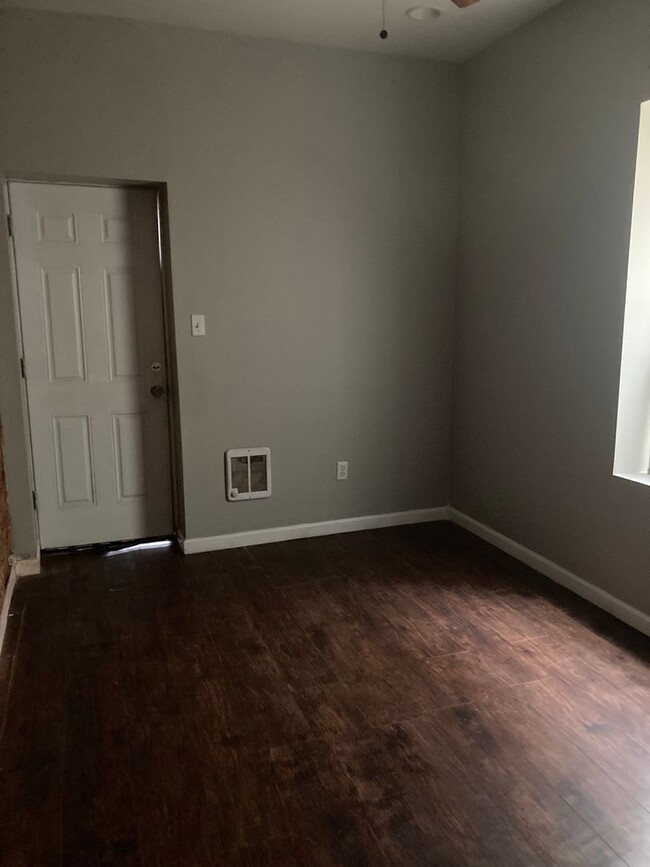 Building Photo - COZY 2 BEDROOM 2 BATH HOUSE READY TO BE CA...