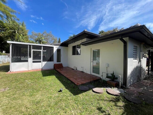 Building Photo - 811 NE 70th St