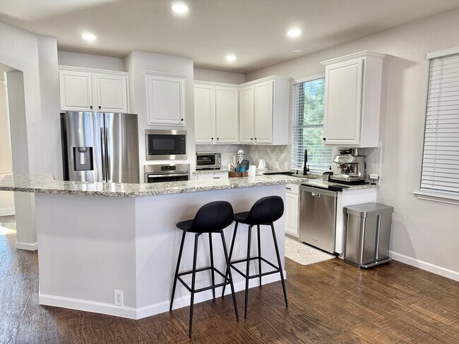 Building Photo - 2414 Thorntree Dr