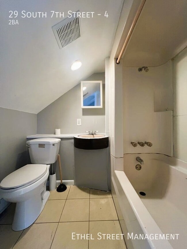 Building Photo - Newly-Updated 2 Bedroom Apartment