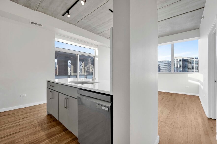 Building Photo - 630 N Franklin St