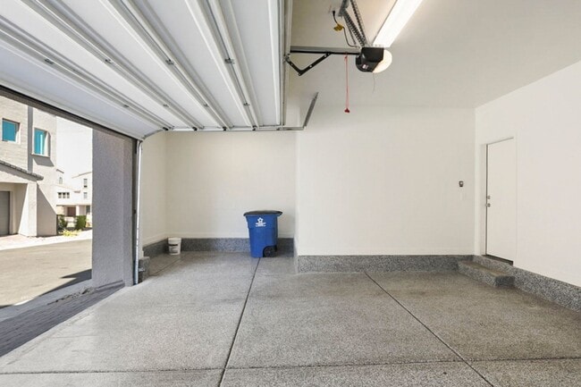 Building Photo - Summerlin Beauty With Bed and Bath On 1st Floor