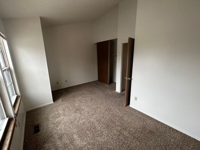 Building Photo - 2 Bed 2 Bath Condominium