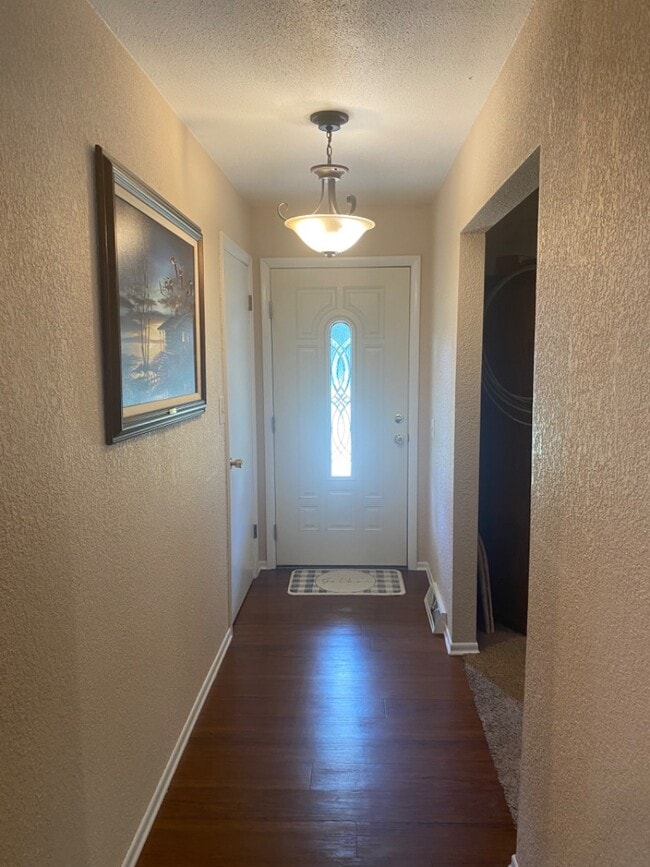 Building Photo - 1002 Glenn Dr