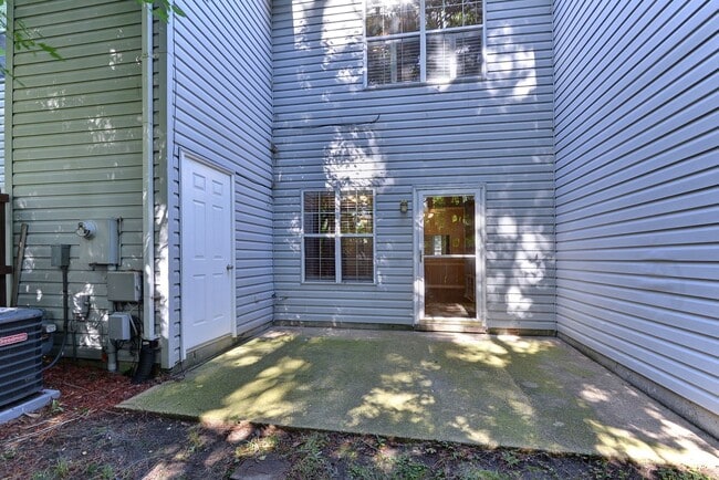 Building Photo - Convenient Coventry Townhome