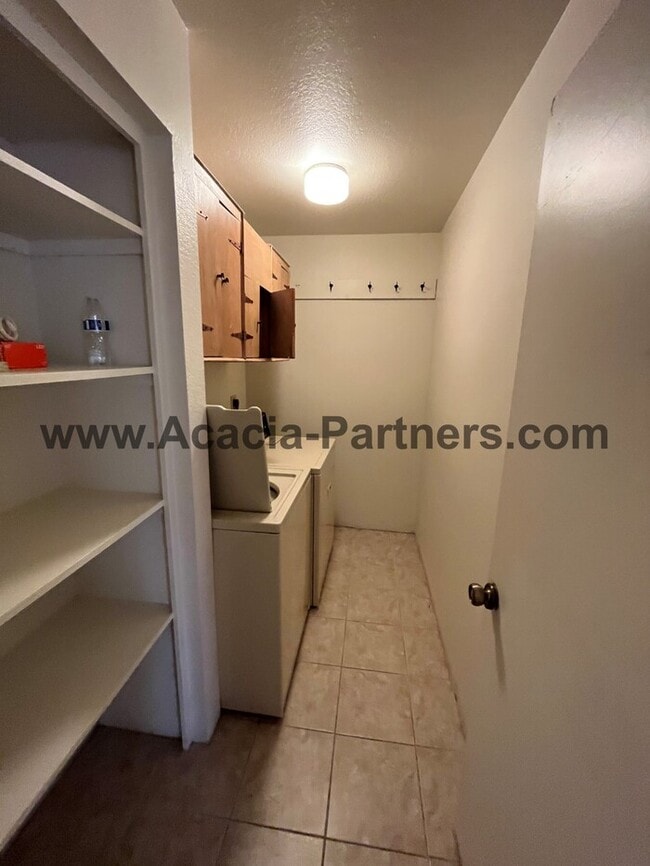 Building Photo - Large Three Bedroom Townhouse