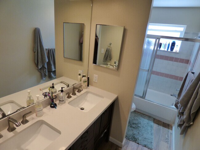 Building Photo - $0 DEPOSIT OPTION. SPACIOUS TRI-LEVEL HOME...