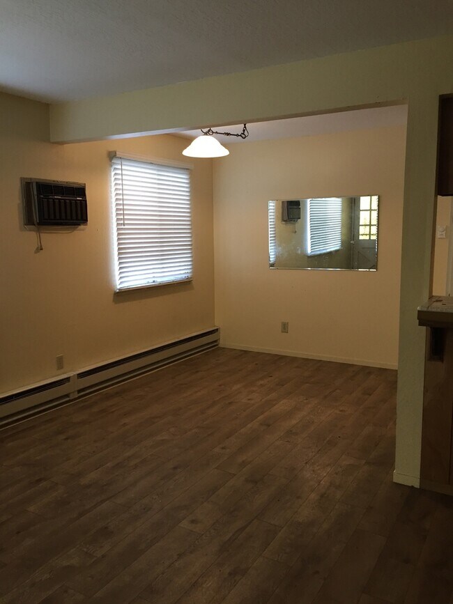 Building Photo - Convenient Sparks Location  with Pool and ...