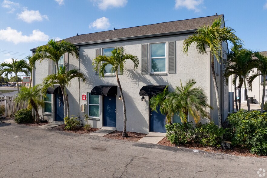 Building Photo - Woodside Villas Apartments