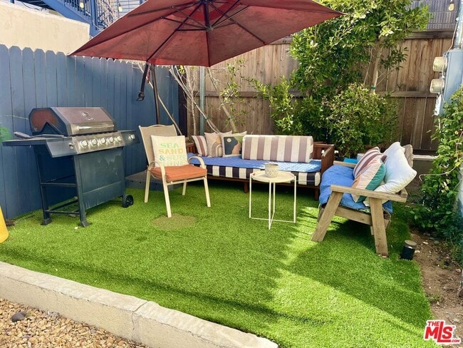 Building Photo - 1205 N Orange Grove Ave