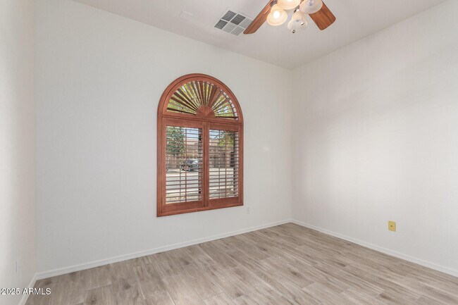 Building Photo - 15668 W Meadowbrook Ave