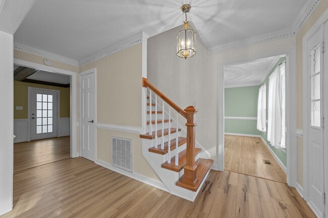 Building Photo - 832 Chalbourne Dr