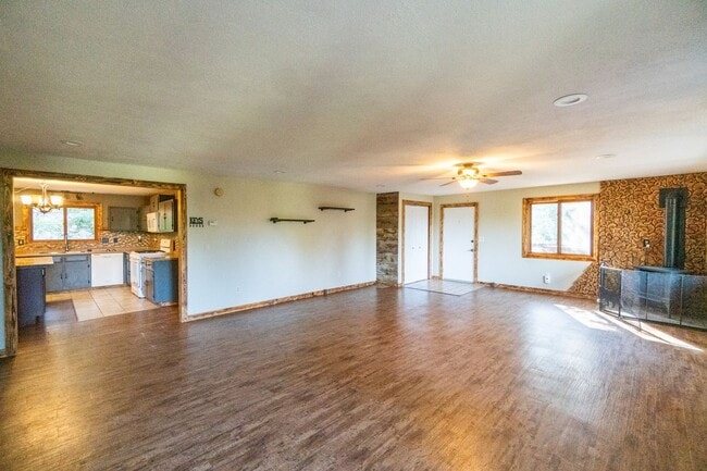 Building Photo - 1407 W Spring Ln