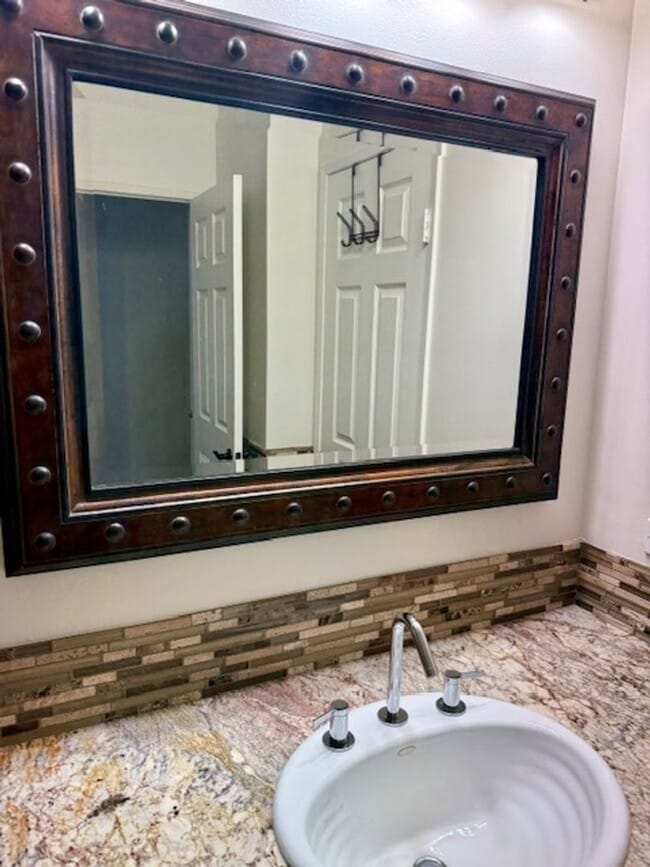 Building Photo - Beautiful Condo in Gated Community