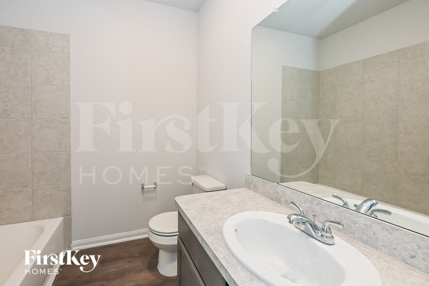 Building Photo - 14785 Country Club Dr
