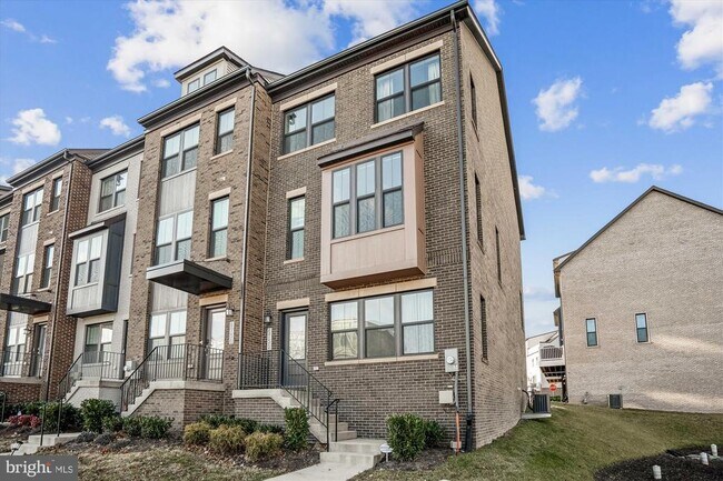 Building Photo - 6732 Belcrest Rd