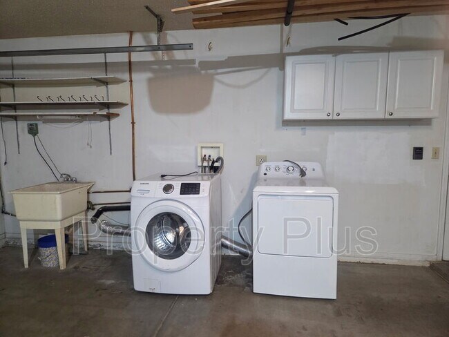 Building Photo - 3009 E Utopia Rd