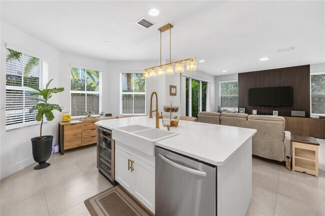 Building Photo - 10470 NW 69th Terrace