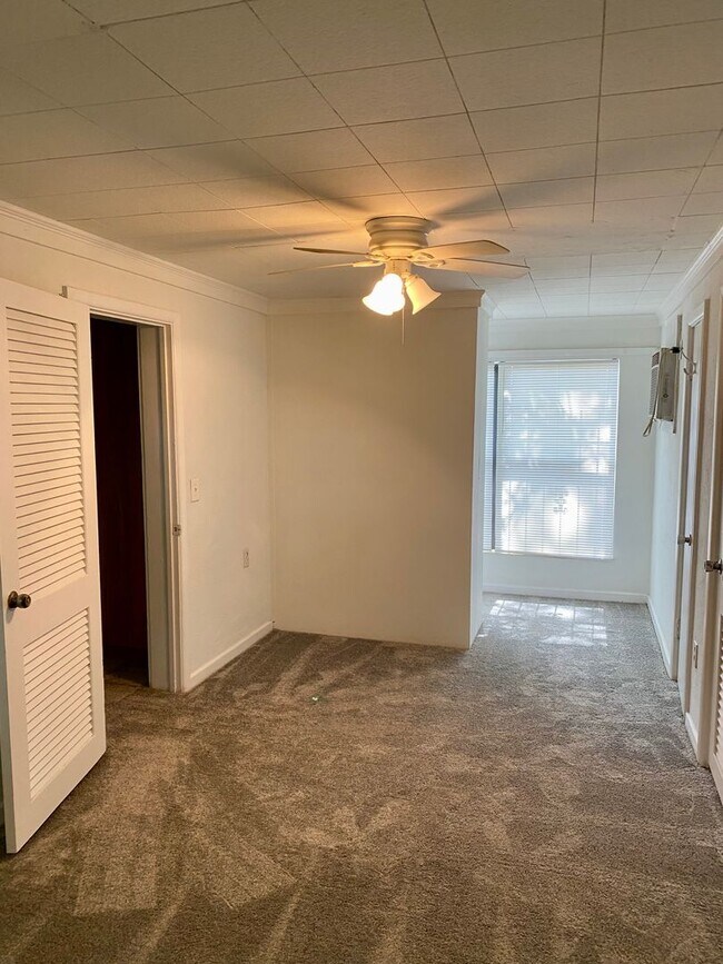 Building Photo - Cozy 1/1 duplex unit on a large lot - Available in June.