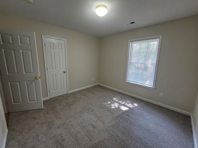 Building Photo - 8 Drakestone Ct