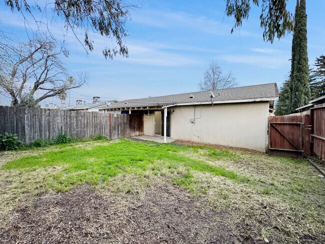Building Photo - 2BR/1BA House w/ Fenced Yard + Garage In Carmichael
