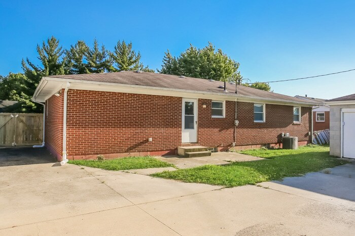 Building Photo - 1410 Fairbank Rd