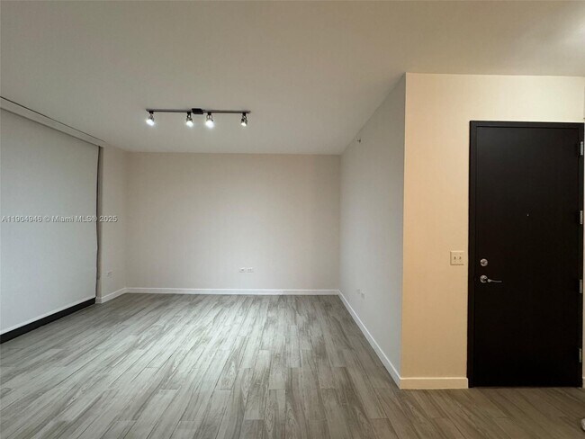 Building Photo - 999 SW 1st Ave