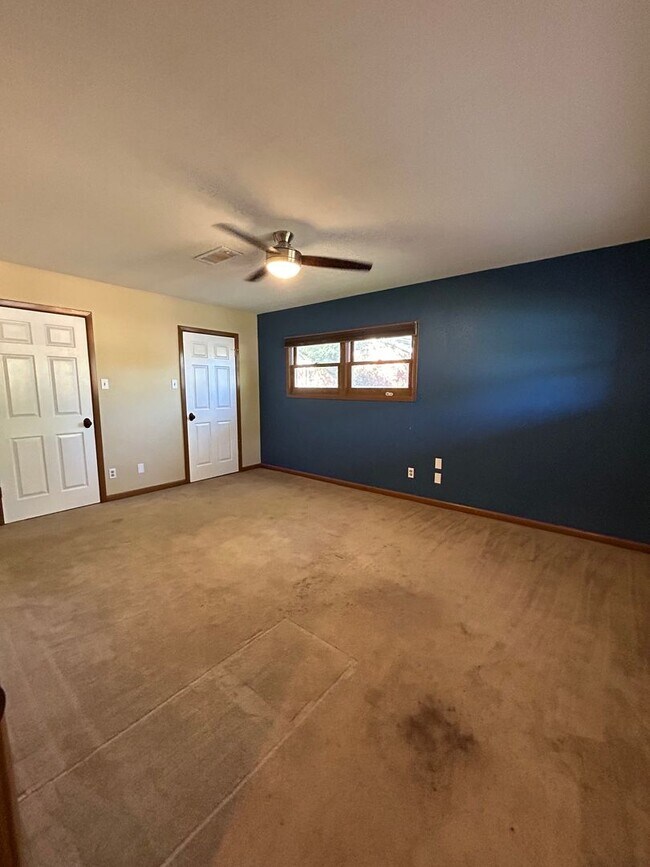 Building Photo - Beautiful Large Family Home!!!