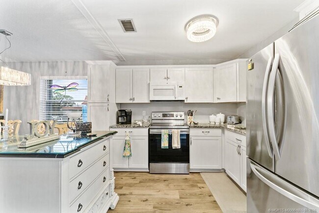 Building Photo - 2600 SE Ocean Blvd