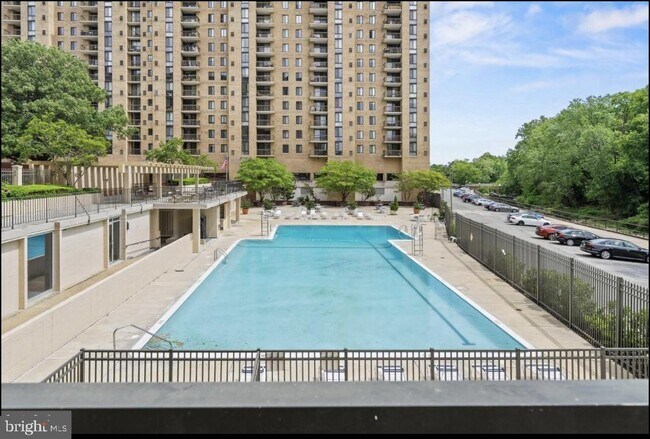 Building Photo - 4600 S Four Mile Run Dr