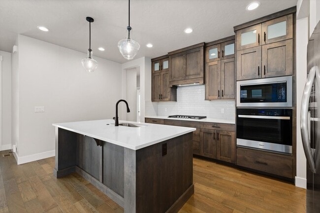 Building Photo - Resort-Style Living in the Prestigious Riv...