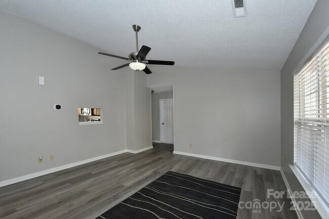 Building Photo - 116 Milbros Ln