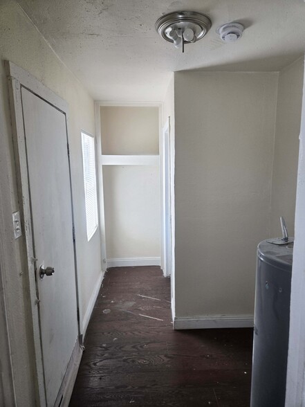 Building Photo - 413 W Van Buren Ave