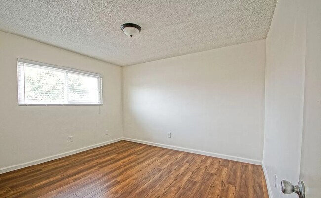 Bed 1 - 2016 Nelson Ave