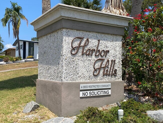 Building Photo - 1346 Hill Dr