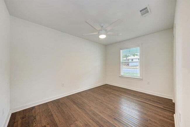 Building Photo - 1703 Hillcrest Ln