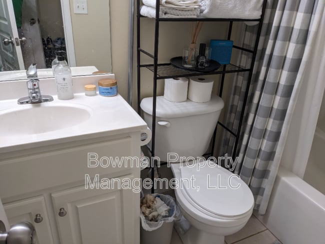 Building Photo - 490 S Barnett Shoals Rd