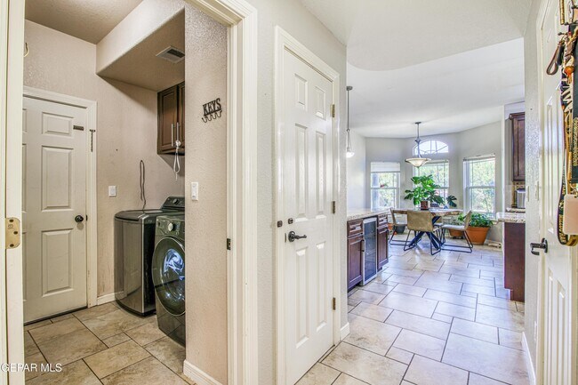 Building Photo - 6561 Isla Del Rey Dr