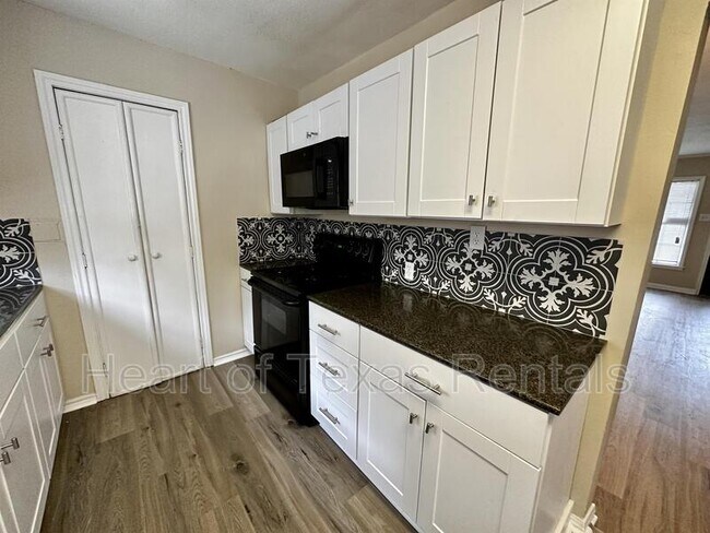 Building Photo - 2225 Pine Ave