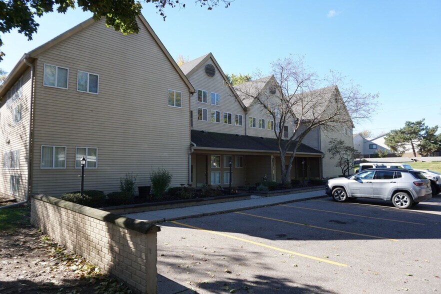 Building Photo - 27991 Rollcrest Rd