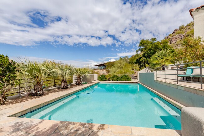 Building Photo - 7421 N Las Brisas Ln