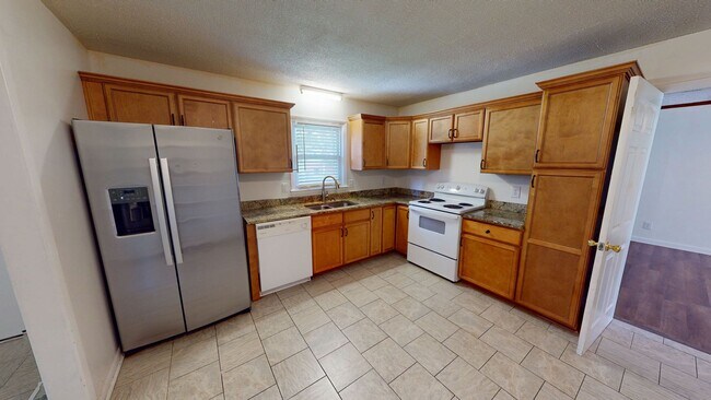 Building Photo - 3 Bedroom with 2 Living Rooms & finished b...
