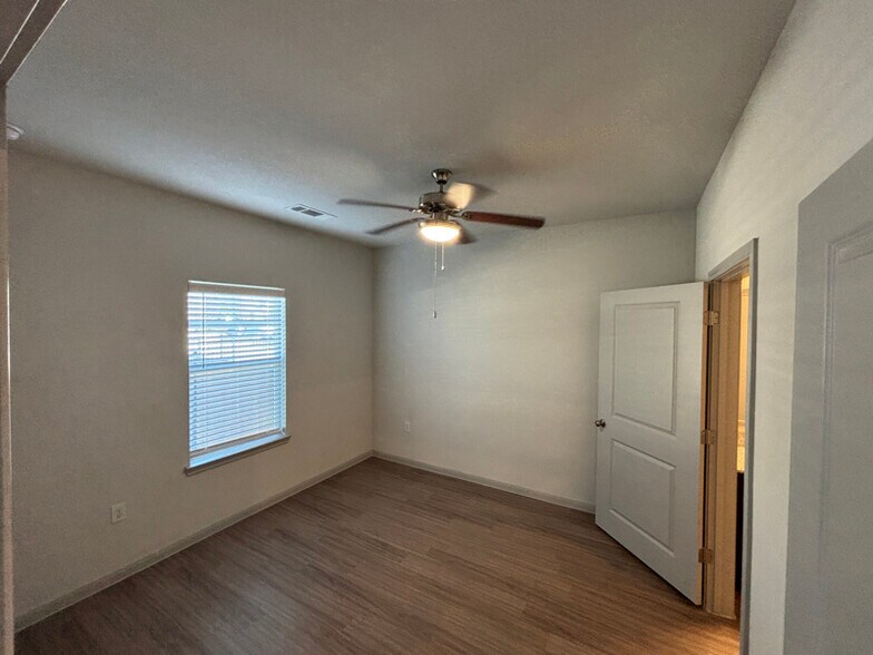 Building Photo - 950 FM2001