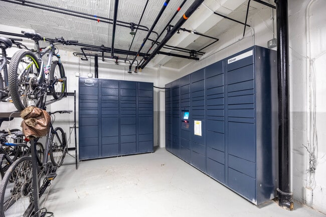 Building Photo - 1140 N La Salle Dr